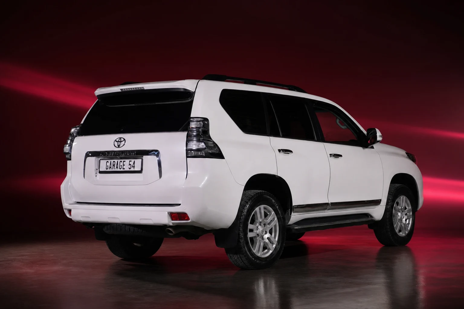 Белый Toyota Land Cruiser Prado 150, вид сзади
